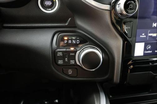 Diamond Black Crystal Pearlcoat 2023 RAM 1500 Big Horn/Lone Star