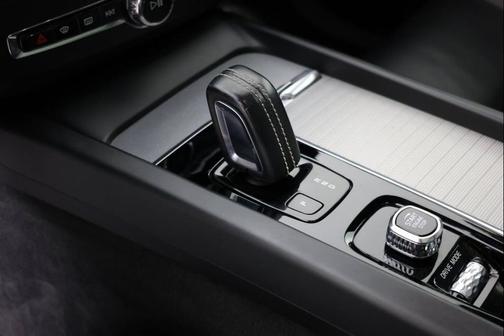 2020 Volvo XC60 Recharge Plug-In Hybrid T8 R-Design