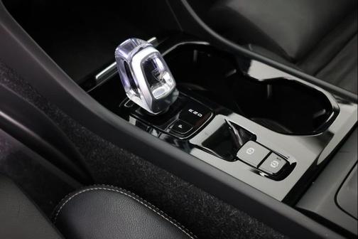 Crystal White Metallic 2020 Volvo XC40 T5 Inscription
