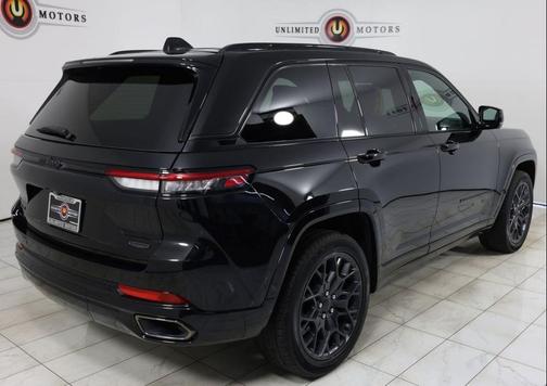 Diamond Black Crystal Pearlcoat 2024 Jeep Grand Cherokee Summit
