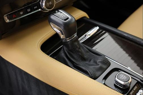2018 Volvo XC90 T6 Momentum