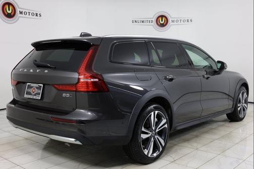 2025 Volvo V60 Cross Country Plus, B5 AWD Gas (mild hybrid)