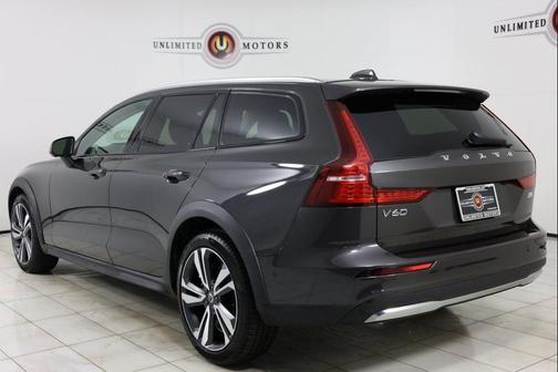 2025 Volvo V60 Cross Country Plus, B5 AWD Gas (mild hybrid)