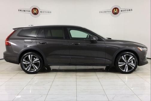 2025 Volvo V60 Cross Country Plus, B5 AWD Gas (mild hybrid)