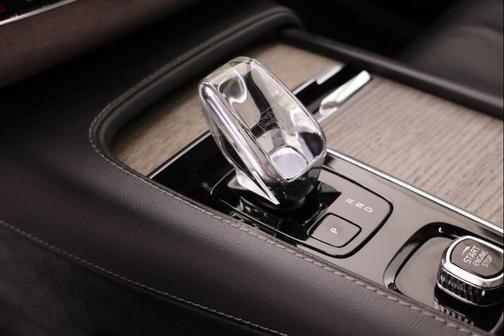 Crystal White Metallic 2023 Volvo XC90 B6 Ultimate 6-Seater