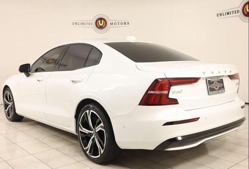 2024 Volvo S60 B5 Plus Dark Theme