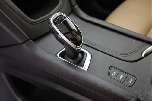 Crystal White Tricoat 2017 Cadillac XT5 Platinum