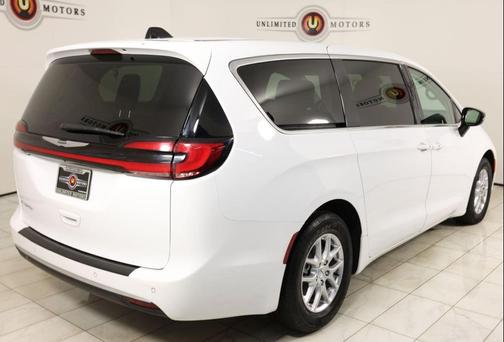 Bright White Clearcoat 2024 Chrysler Pacifica Touring L
