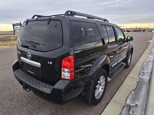 2010 Nissan Pathfinder LE