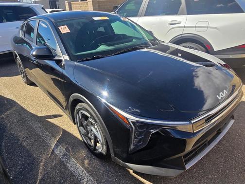 Aurora Black Pearl 2025 Kia K4 EX