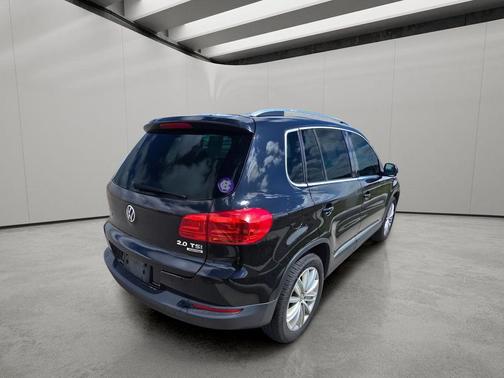 Deep Black Metallic 2013 Volkswagen Tiguan SE
