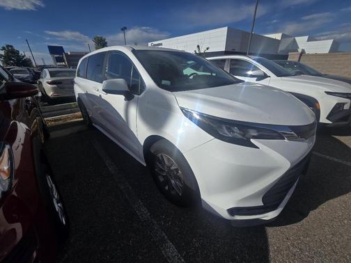 2024 Toyota Sienna LE