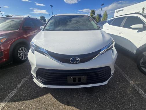 2024 Toyota Sienna LE