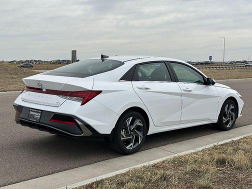 2025 Hyundai ELANTRA Limited