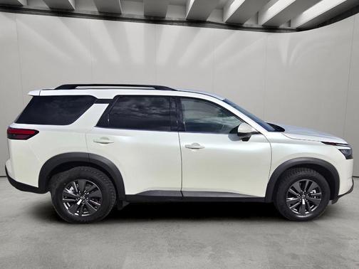 Pearl White Tricoat 2024 Nissan Pathfinder SV 4WD