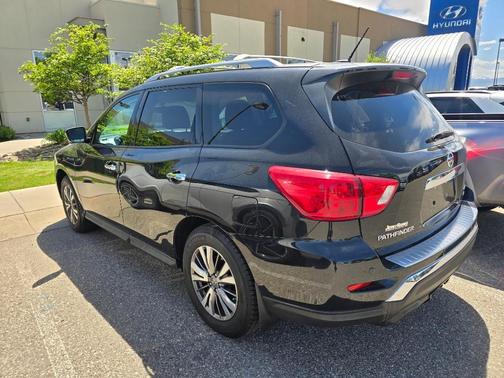 Magnetic Black 2018 Nissan Pathfinder SL