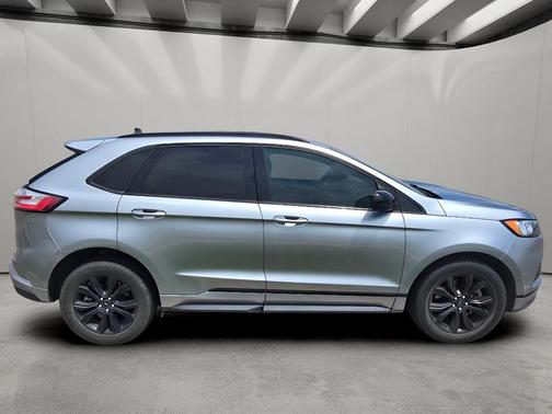ICONIC SILVER 2022 Ford Edge SE