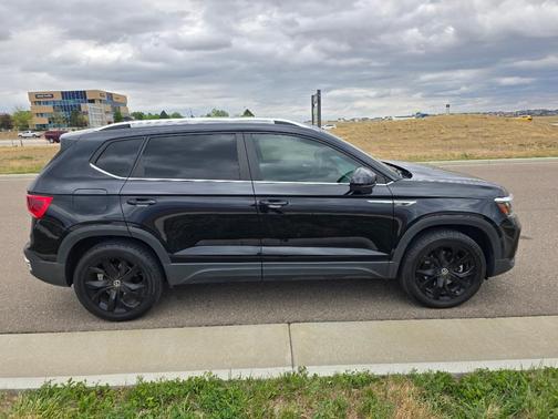 Deep Black Pearl 2023 Volkswagen Taos 1.5T SE