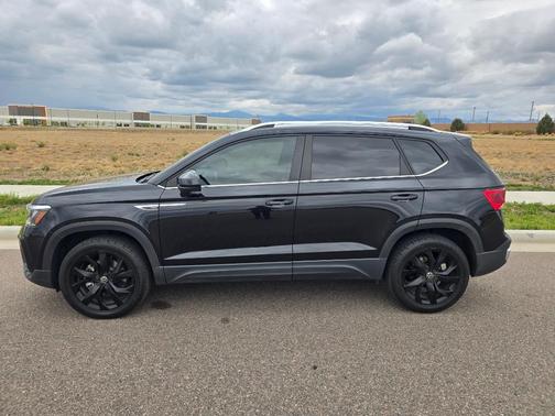 Deep Black Pearl 2023 Volkswagen Taos 1.5T SE