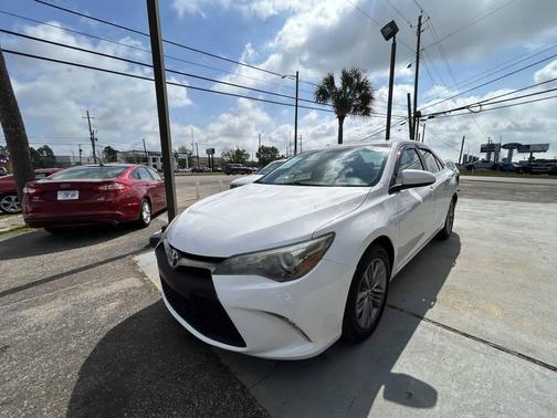 White 2016 Toyota Camry XLE