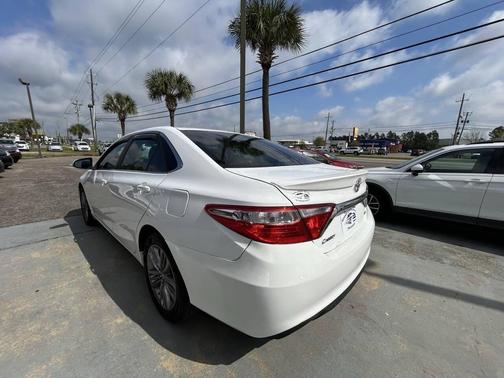 White 2016 Toyota Camry XLE