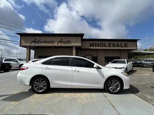 White 2016 Toyota Camry XLE