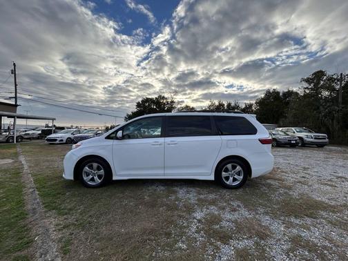 2019 Toyota Sienna LE