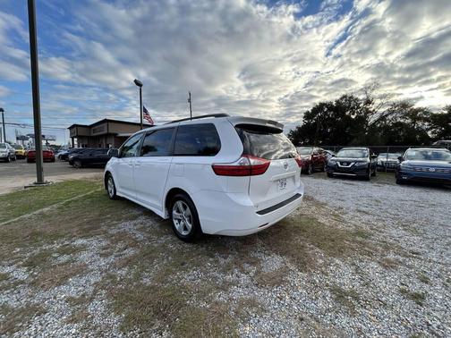 2019 Toyota Sienna LE