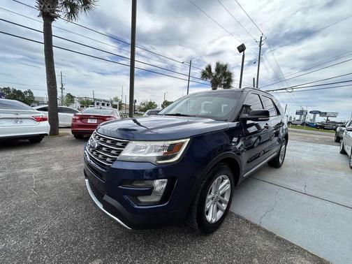 White Platinum Metallic Tri-Coat 2017 Ford Explorer XLT