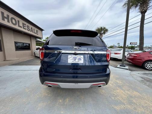 White Platinum Metallic Tri-Coat 2017 Ford Explorer XLT