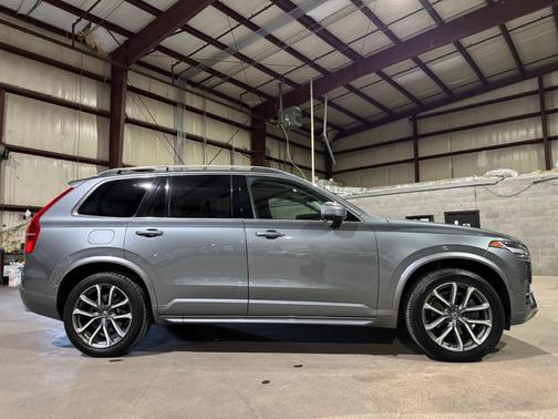 2017 Volvo XC90 T6 Momentum