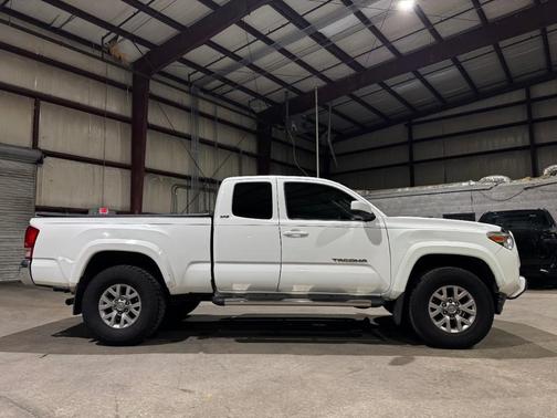 2016 Toyota Tacoma SR