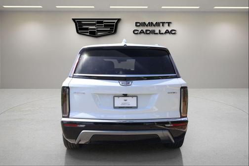 Vibrant White Tricoat 2026 Cadillac VISTIQ Luxury