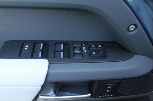 2025 Land Rover Defender 110 P300