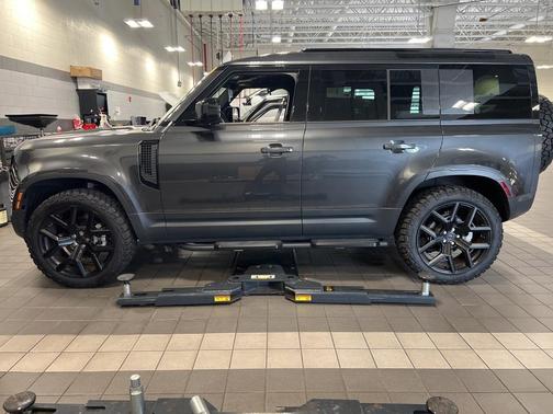 2025 Land Rover Defender 110 P300