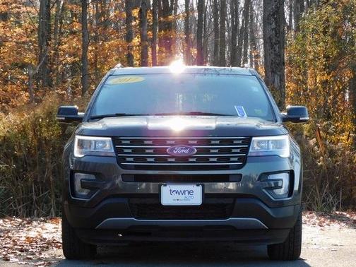 Photo 4 of 25 of 2017 Ford Explorer XLT