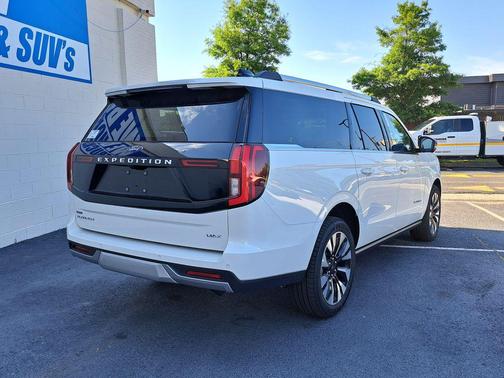 Star White Metallic Tri-Coat 2026 Ford Expedition Max Platinum