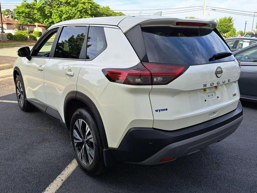 Pearl White Tricoat 2023 Nissan Rogue SV