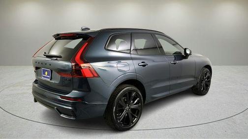 2026 Volvo XC60 B5 Ultra Black Edition