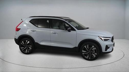 2026 Volvo XC40 B5 Ultra