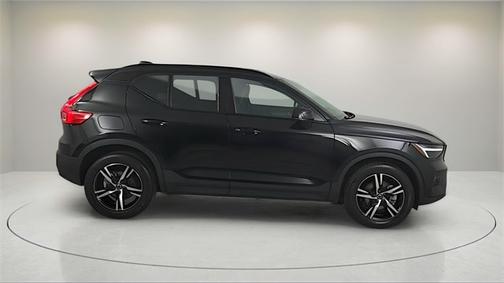 2023 Volvo XC40 B5 AWD Plus Dark