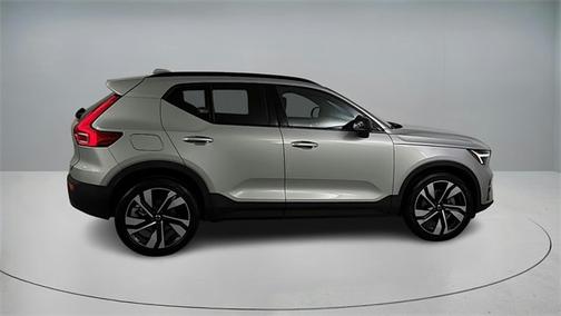 2023 Volvo XC40 B4 FWD Ultimate Dark