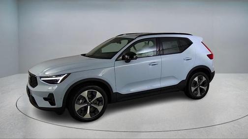 2026 Volvo XC40 B5 Plus