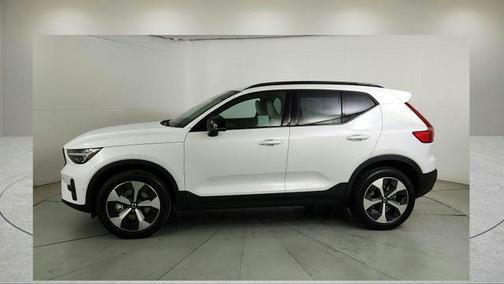Crystal White 2026 Volvo XC40 B5 Plus