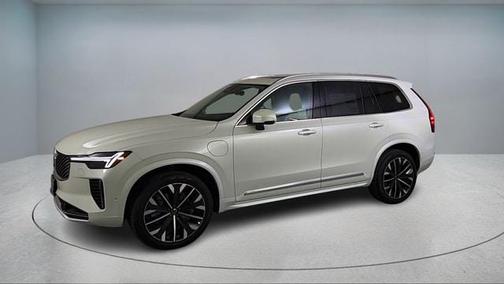 Crystal White Pearl 2026 Volvo XC90 Plug-In Hybrid T8 Ultra 7-Seater