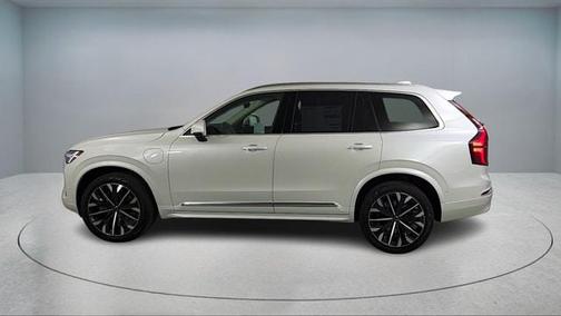 Crystal White Pearl 2026 Volvo XC90 Plug-In Hybrid T8 Ultra 7-Seater
