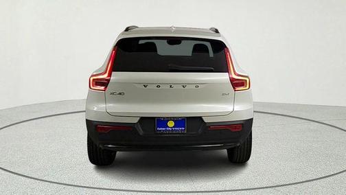 Crystal White 2026 Volvo XC40 B4 Core