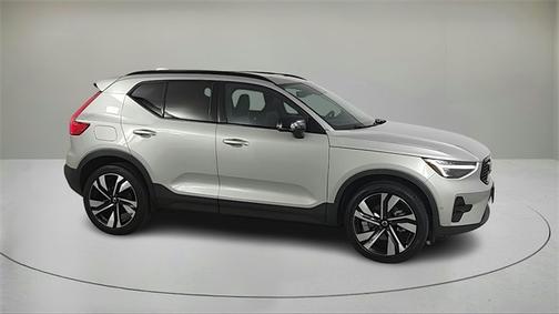 2025 Volvo XC40 B5 Ultra Dark Theme