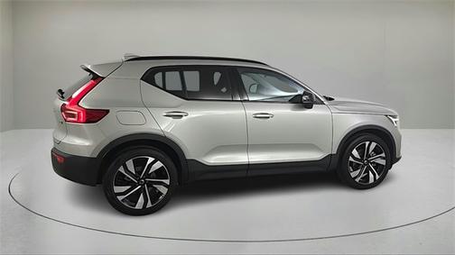 2025 Volvo XC40 B5 Ultra Dark Theme