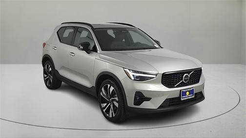 2025 Volvo XC40 B5 Ultra Dark Theme